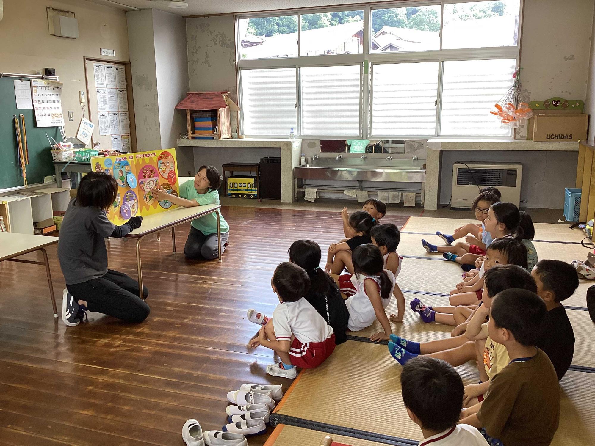 絵本を見る子どもたち