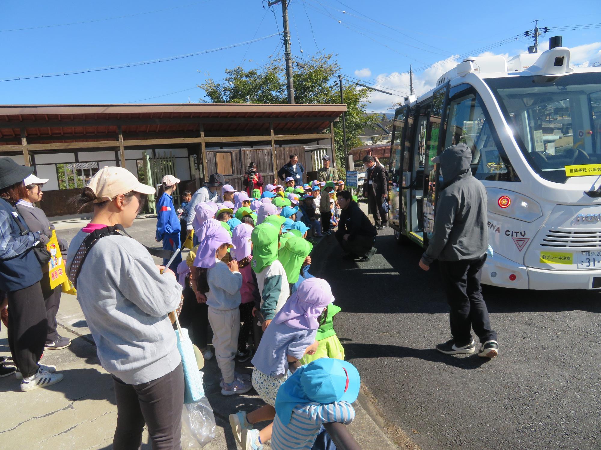 自動運転バスの見学に岩村駅まで散歩に出掛けました。