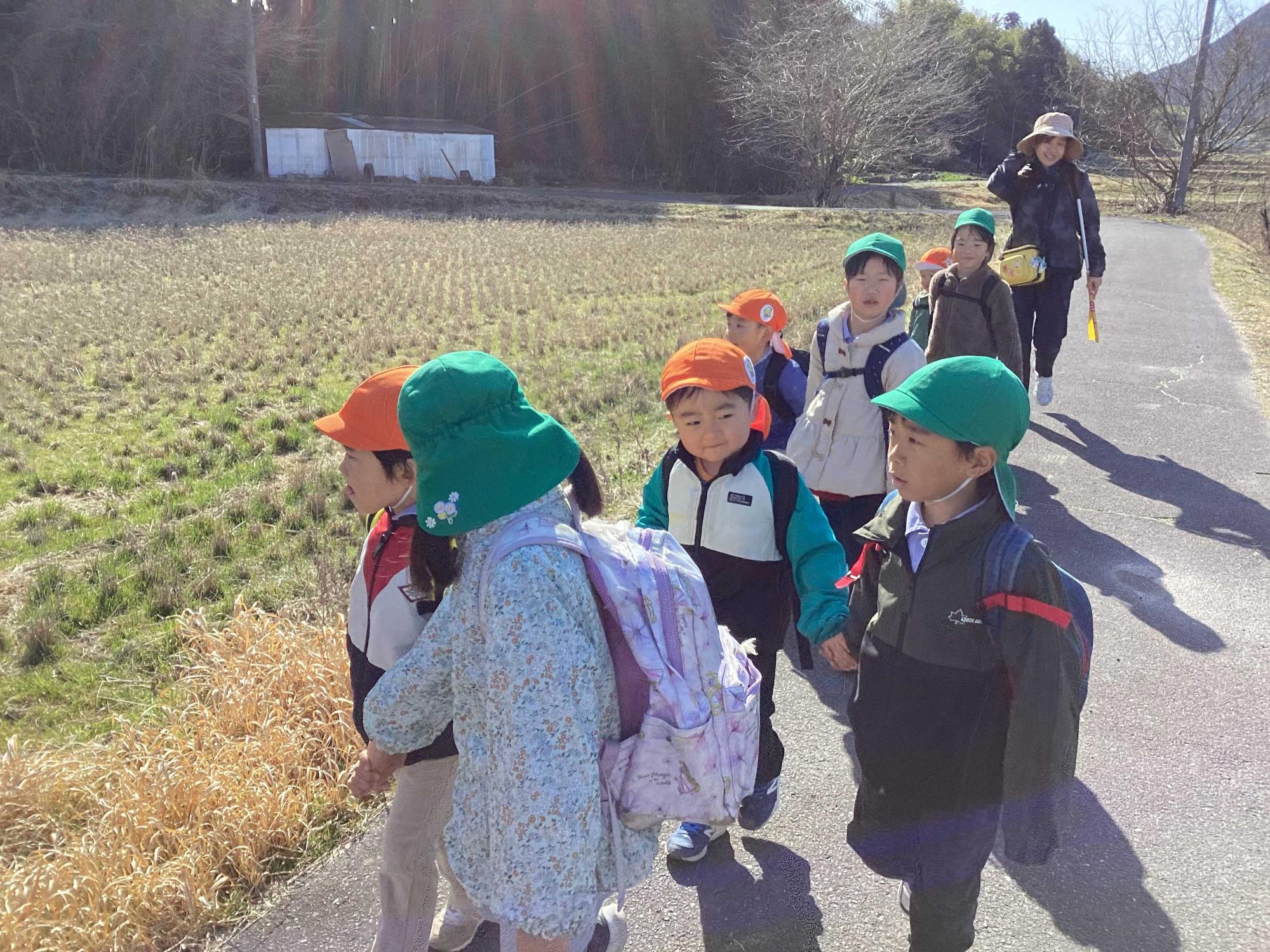 手をつないで歩く