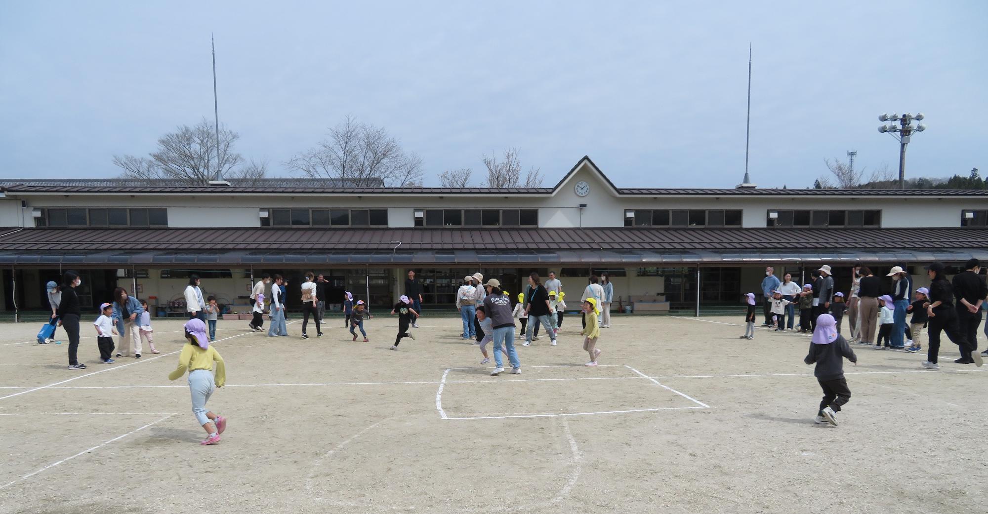 鬼ごっこのケイドロを親子で行いました。