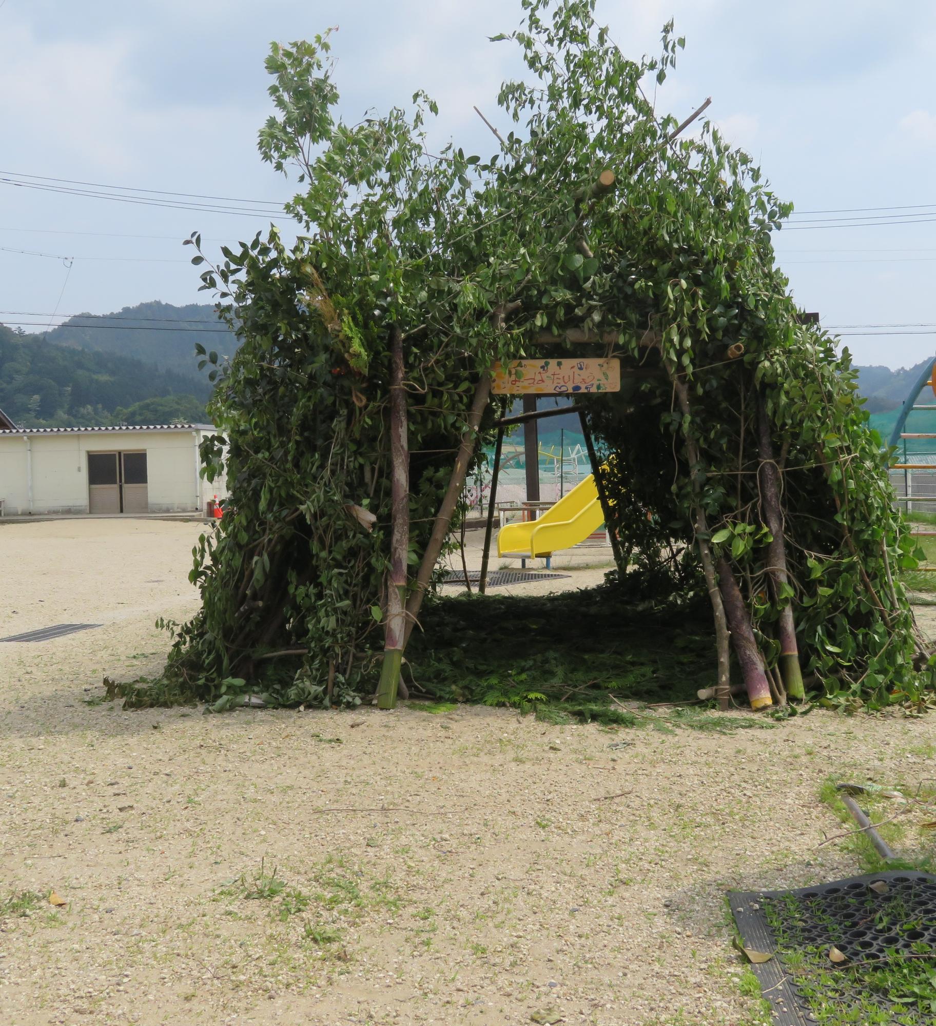 トンネルの様に向こう側へ抜けれる基地です