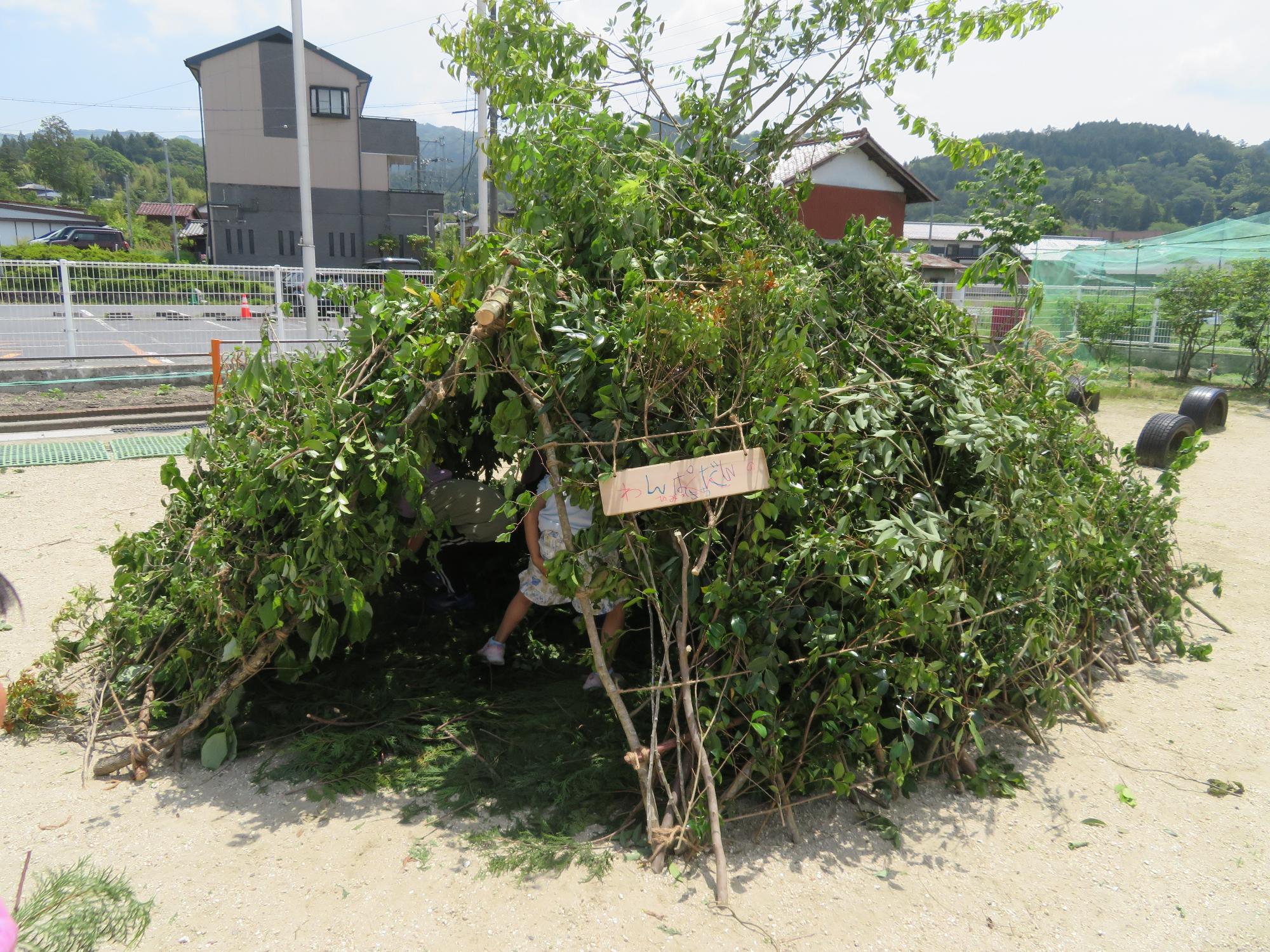 雪のかまくらならぬ、葉っぱのかまくら風な基地です