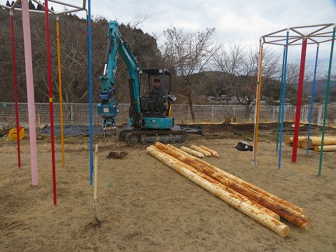 重機を使って木枠を作ります。