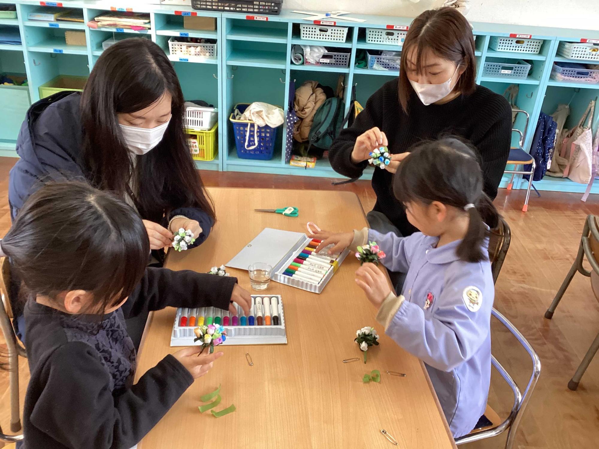 親子でコサージュづくり