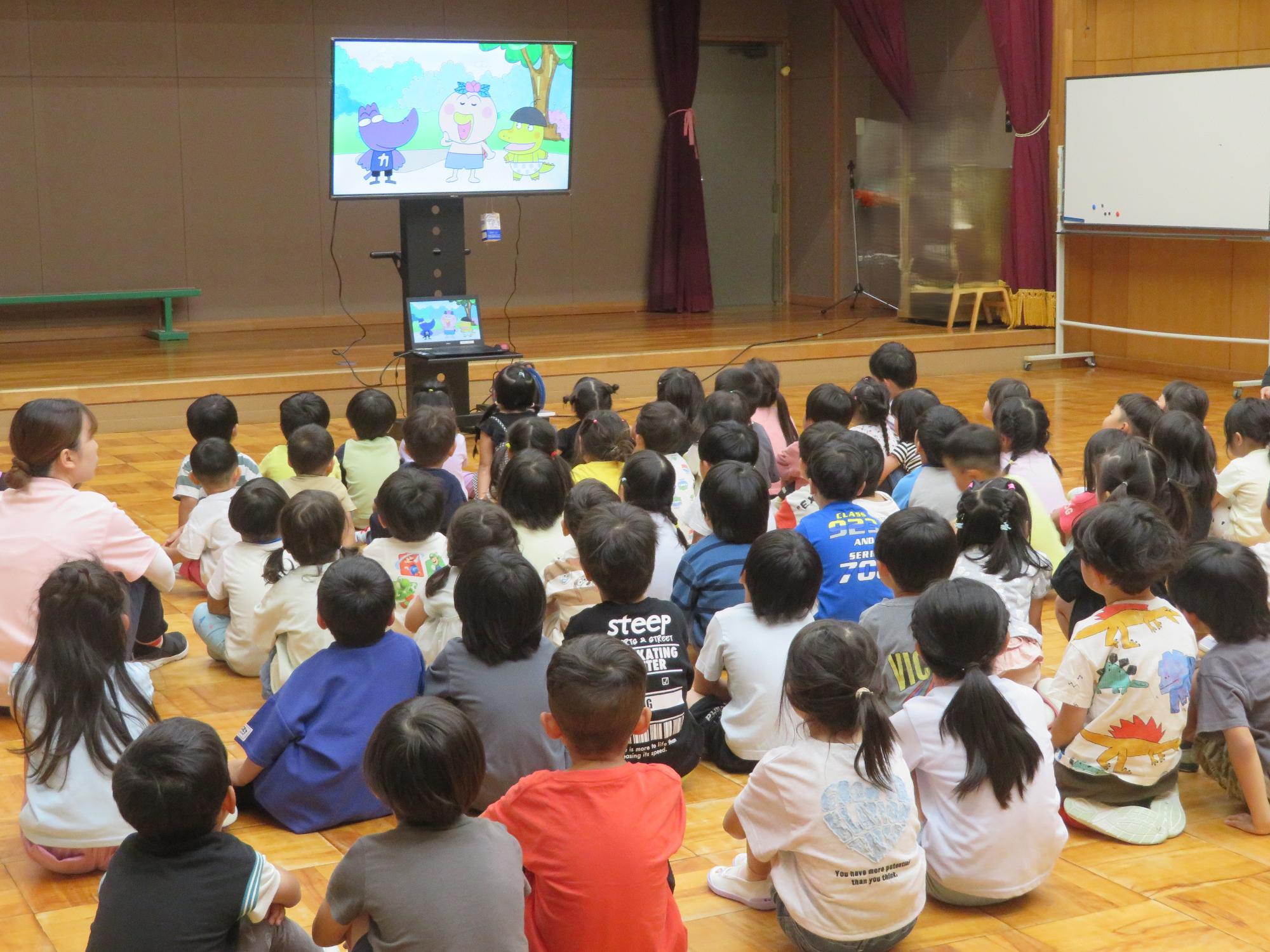 交通安全のDVD を真剣に観ています。