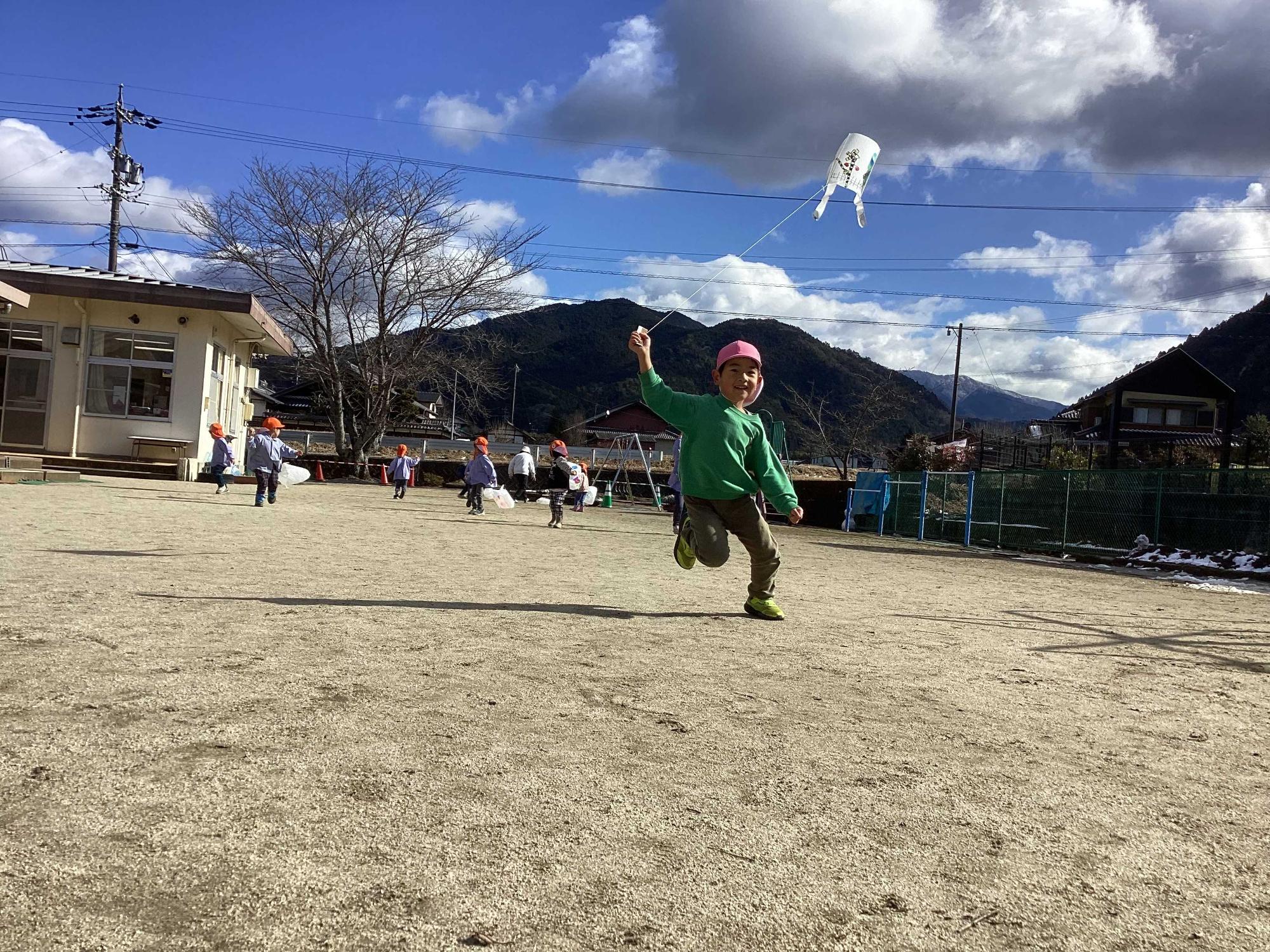 くま組の凧揚げ