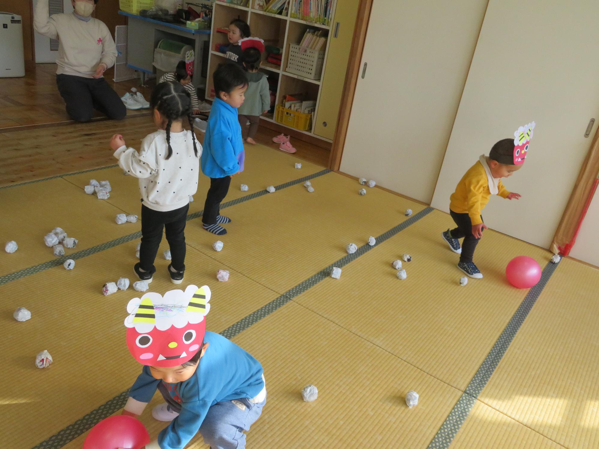 節分会当日、未満児さんは豆投げの練習です。