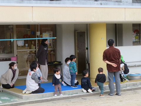 未満児さんは、重機に夢中