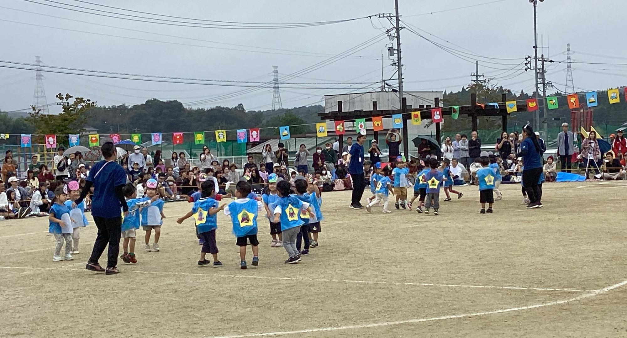 年少組は、リズム「ロケットペンギン」をかわいく踊れましたよ。