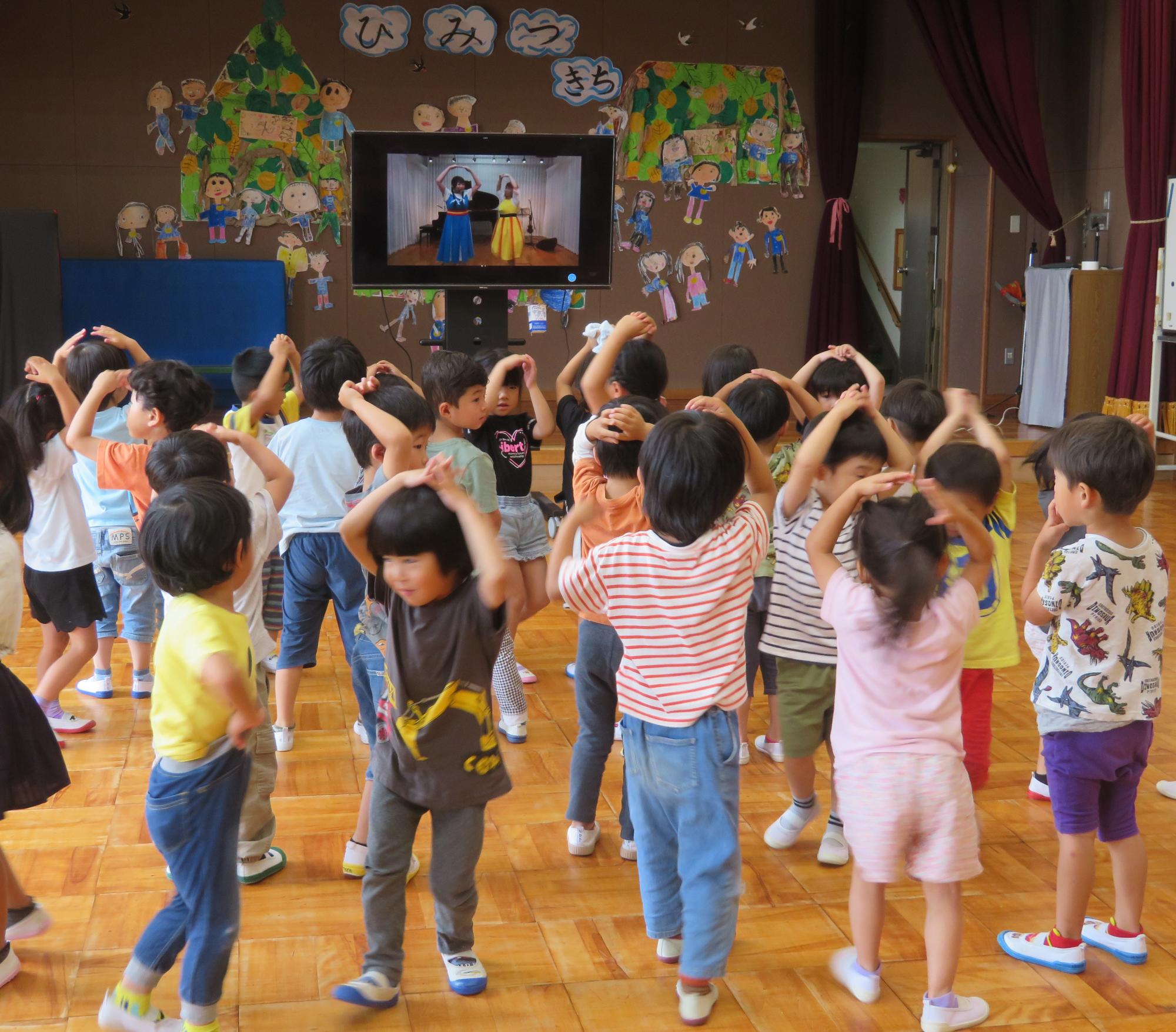 年中のみんなもリズムに合わせてクルクル回ります