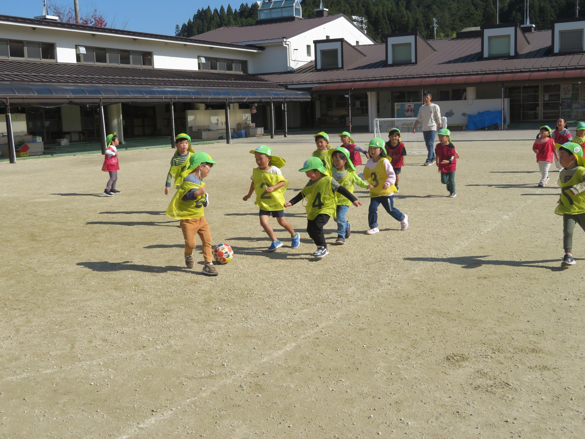 7日は年中組のサッカー教室。みんなボールを追いかけました。