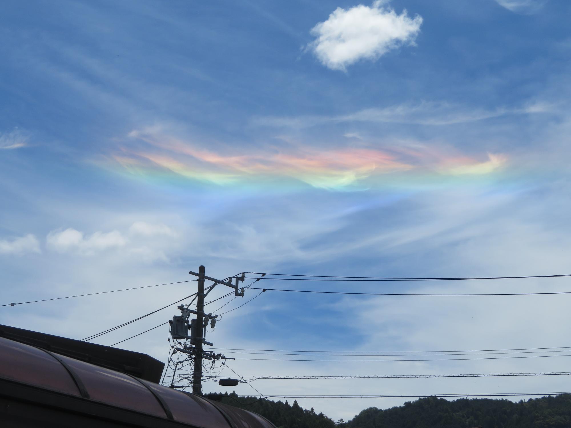 プール遊びをしていた年長児たちが見つけた虹色の雲です。環水平アークでしょうか？