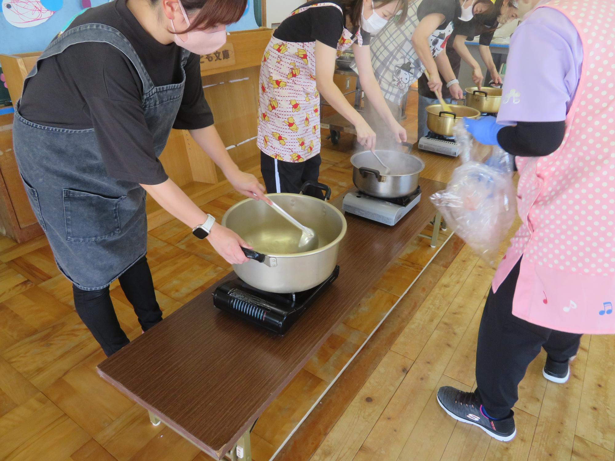 肉や野菜をいためてもらい、みんなは「良いにおい」と五感を使って楽しんでいました。