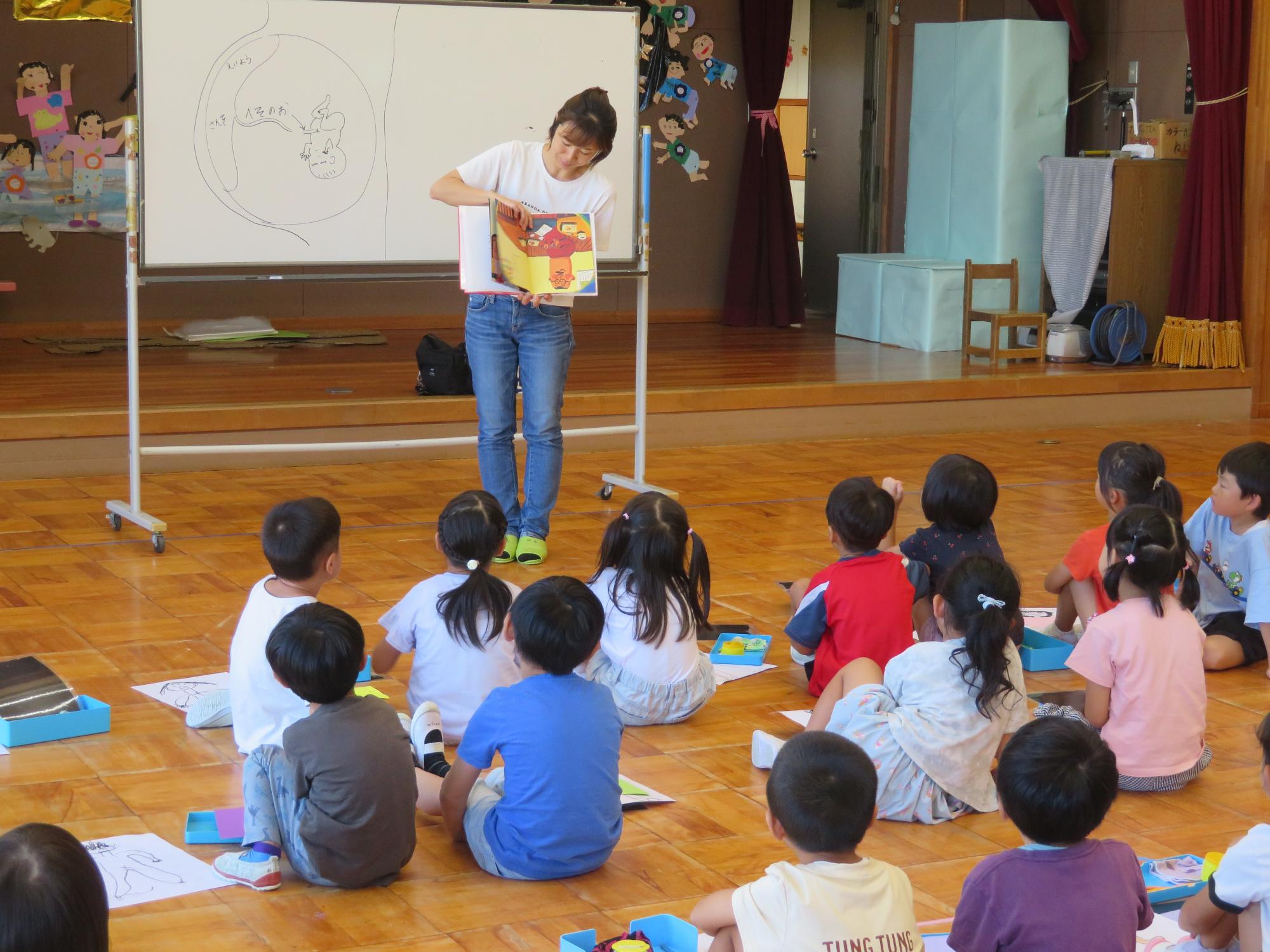 「おへそのあな」の絵本を読んでもらい静かに聞いています