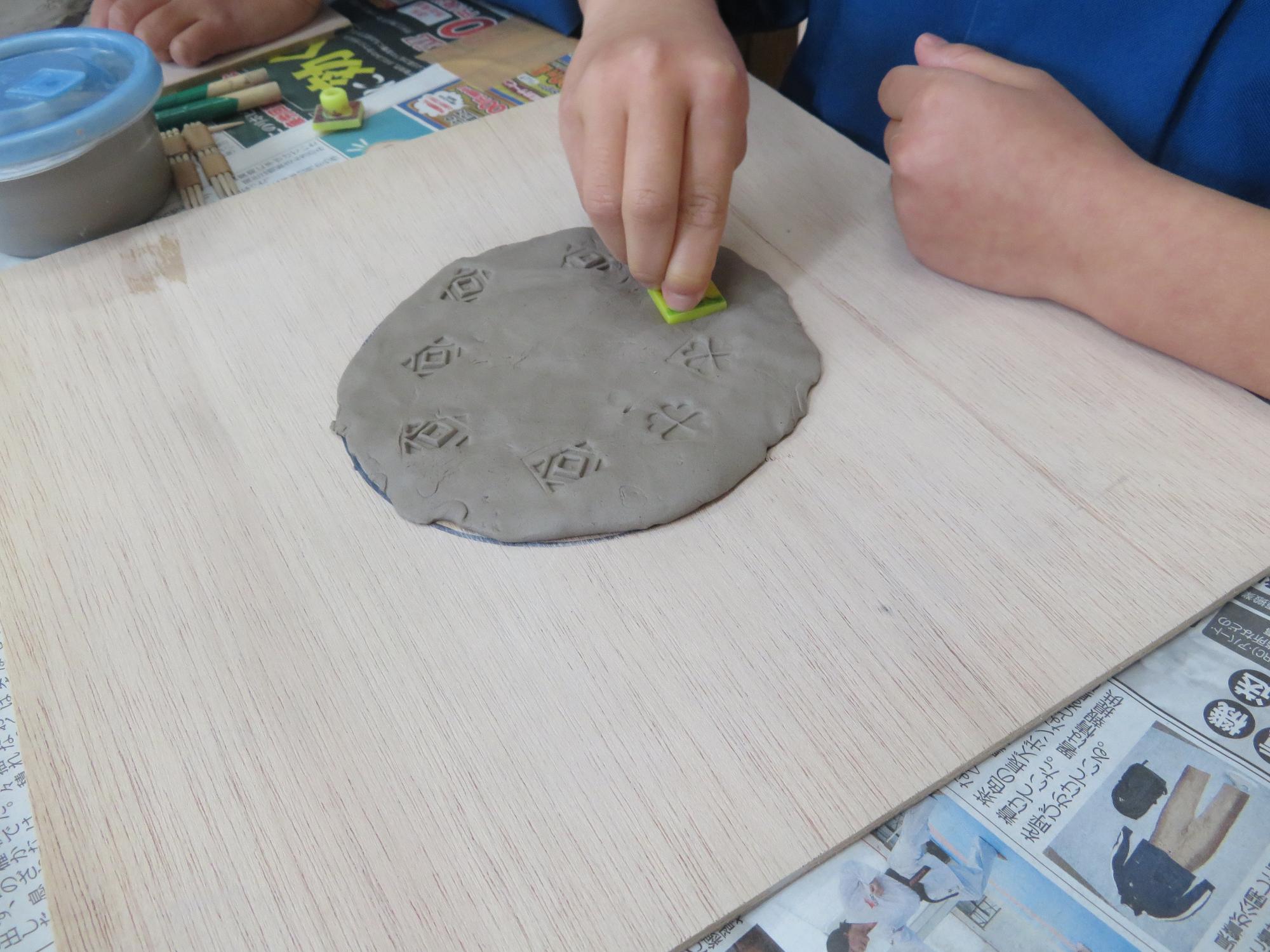 薄く伸ばした粘土に好きなスタンプを押して、着物の模様を付けました。