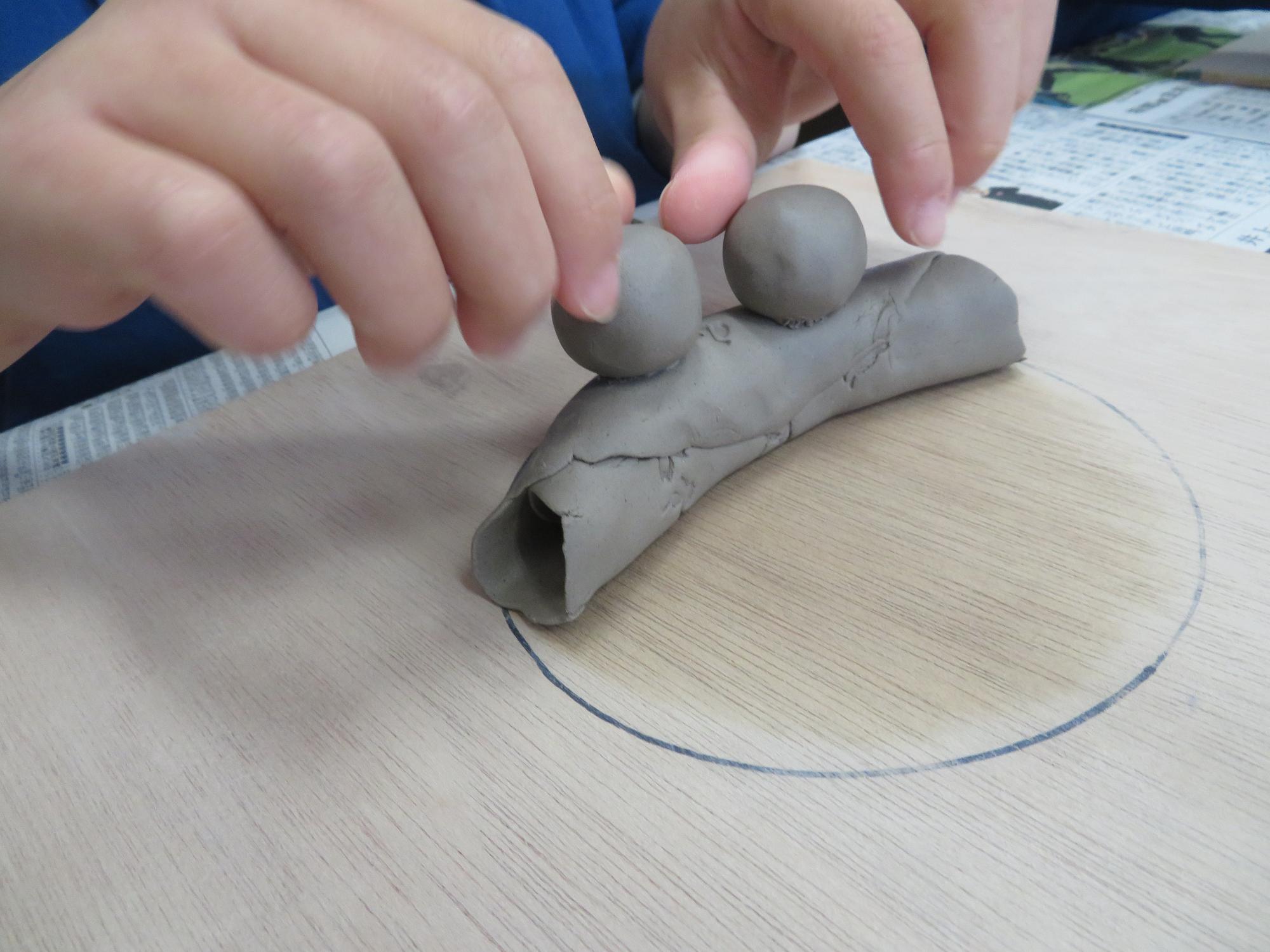 模様を付けたら、クルクルとやさしく筒状にして団子の様な頭を二つ付けるました。