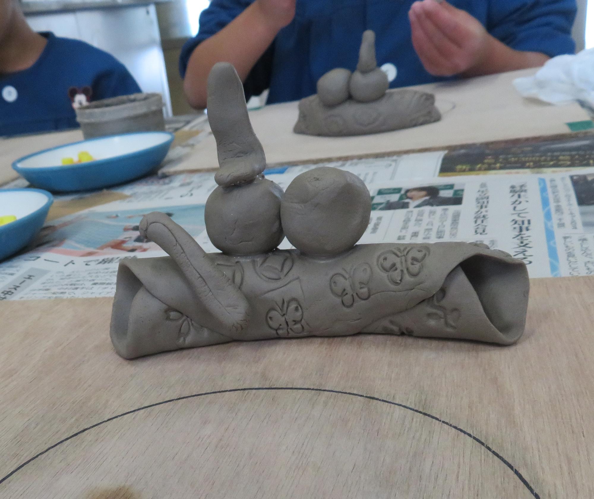 お雛様の飾りや道具を付けて、あとは顔を描いたら出来上がりです。