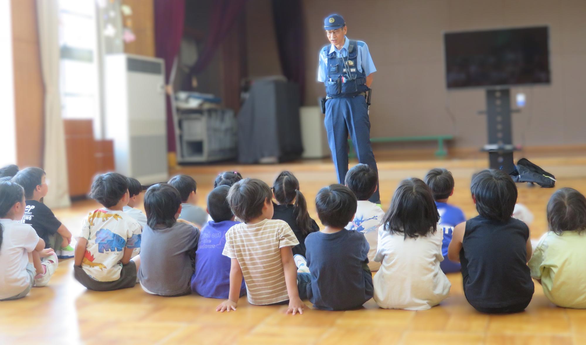 おまわりさんから道に飛び出すと、とても危険だというお話を聞きました。