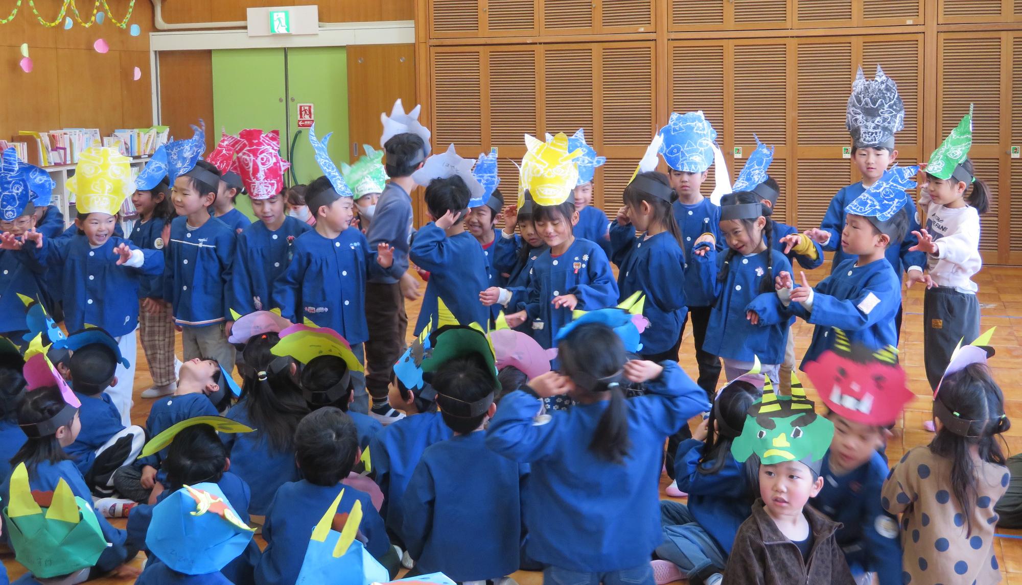 遊戯室に入り、みんなで鬼のお面の見せあっこや作り方の説明をしました。