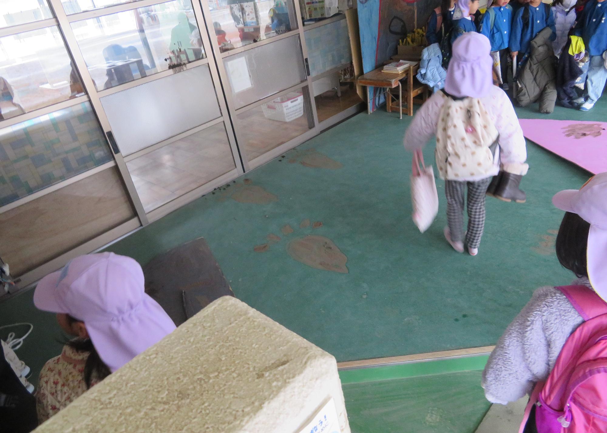 朝登園すると廊下に大きな足跡がありビックリのみんな