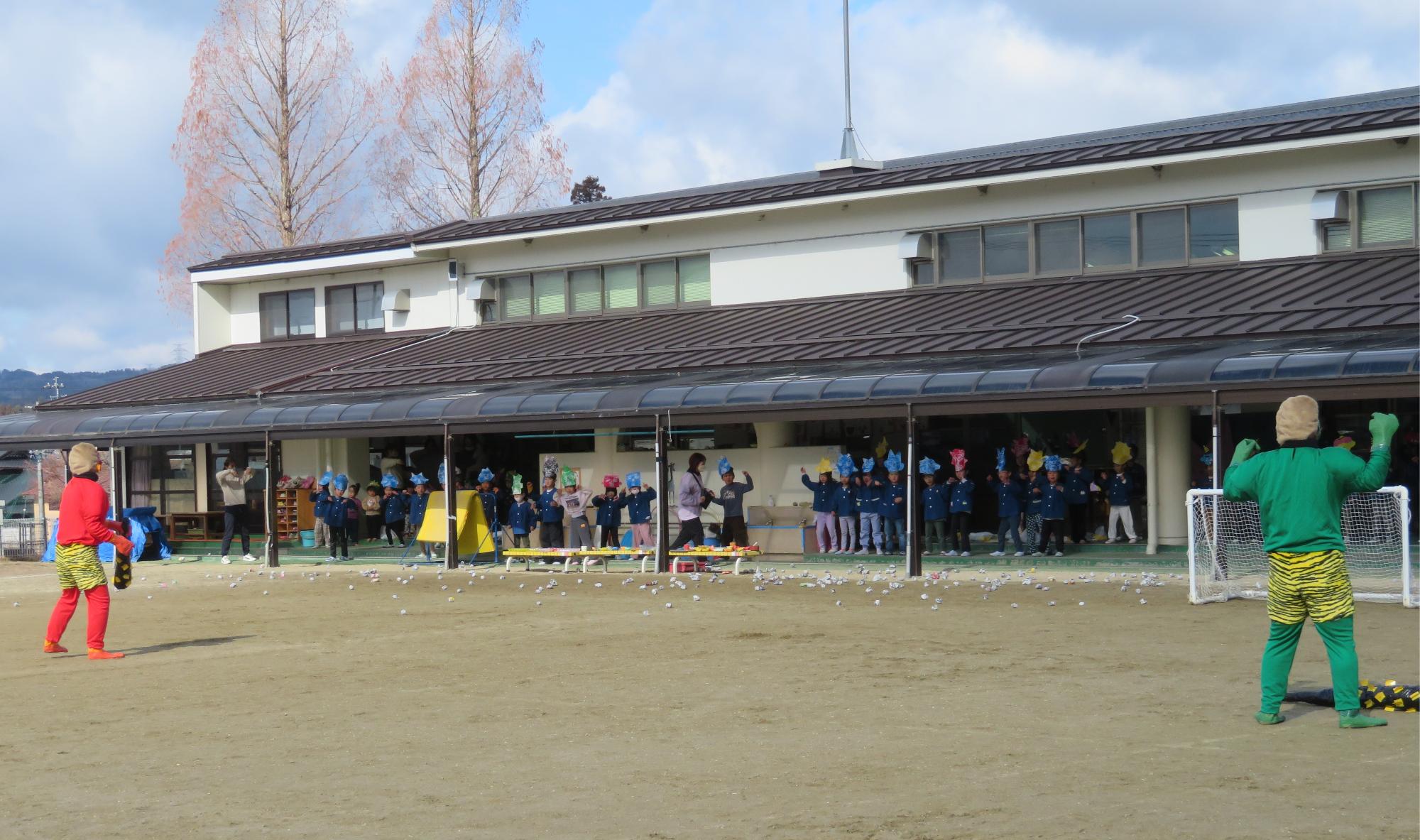 鬼と戦いの後は、仲良く鬼まつりのリズムを一緒に踊りました。