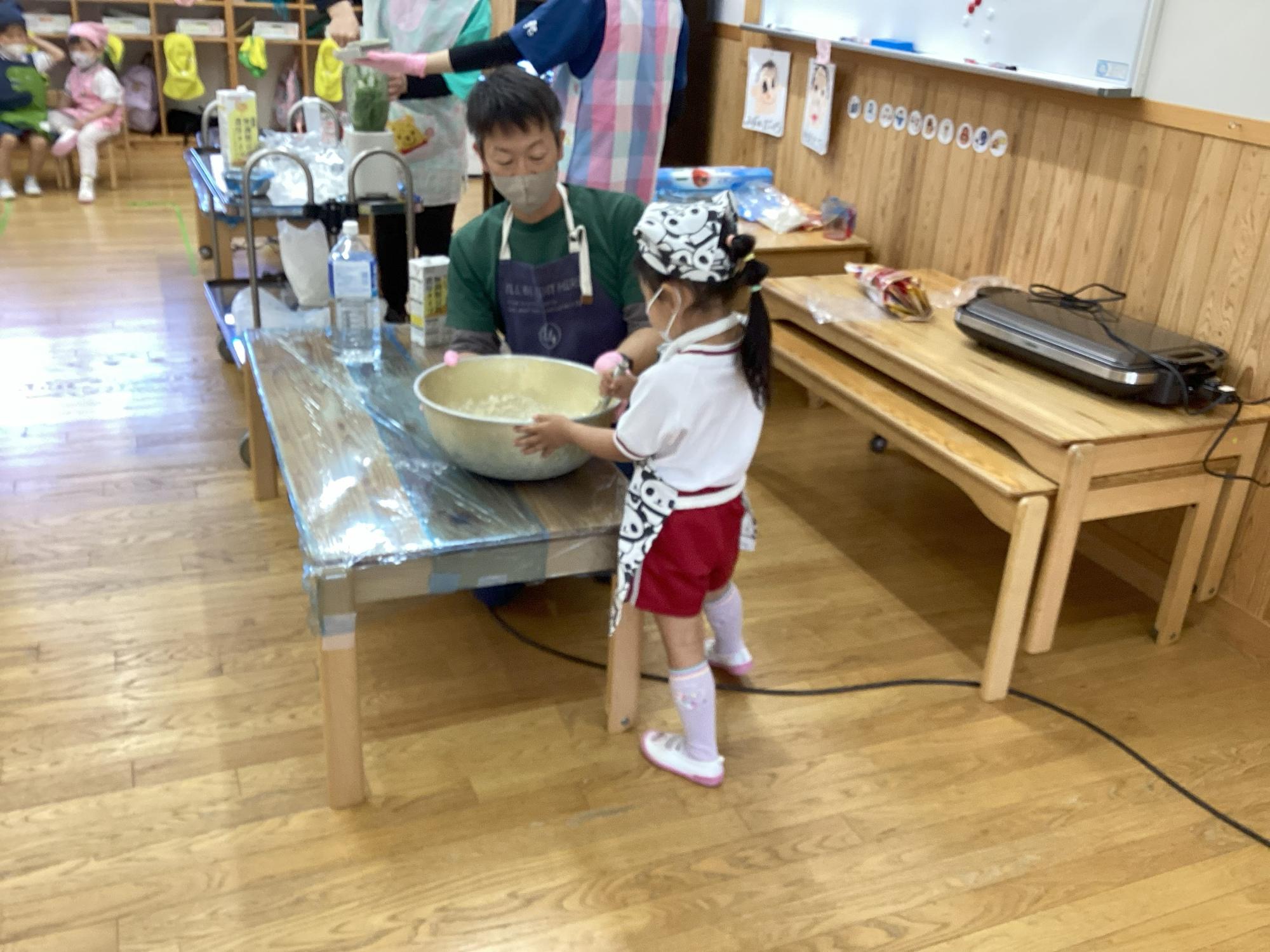 ホットケーキの生地を混ぜます