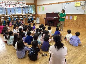朴葉の説明を聞いている園児