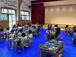 園児が朴葉寿司を食べているところ