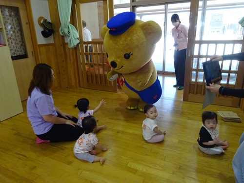 ぽすくまくんを指差す0歳児
