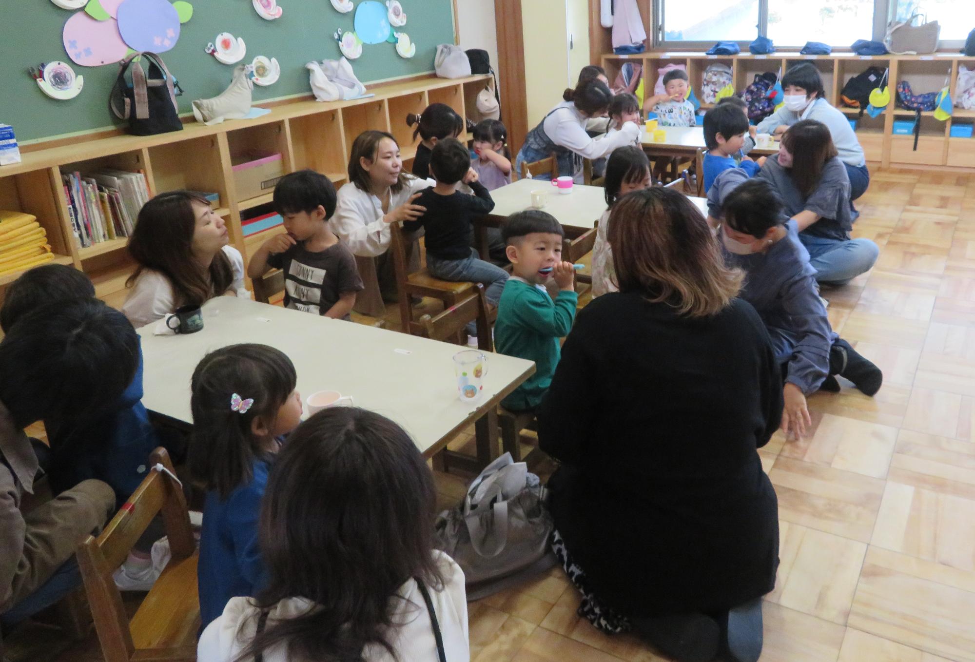 親子で歯磨きの勉強、子どもだけで磨いてみます。