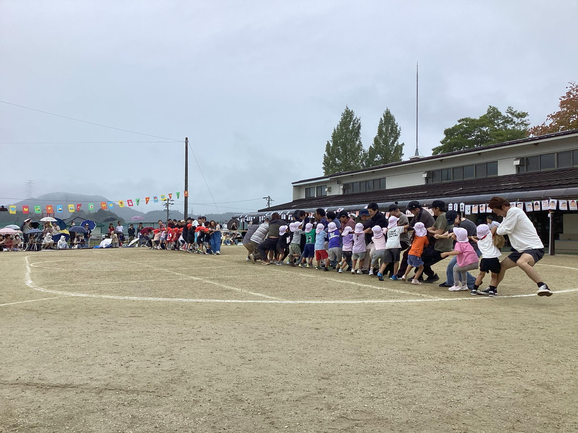 年長親子競技は、綱引きをして楽しみました。