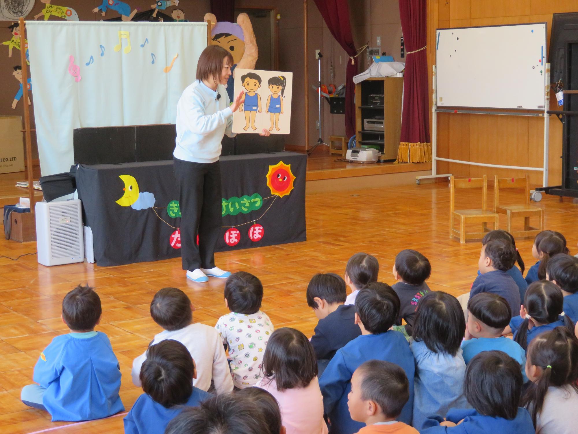 プライベートゾーンの話も聞き、年長さんは命の授業でも教えてもらっていたので、うなずきながら聞いていました。