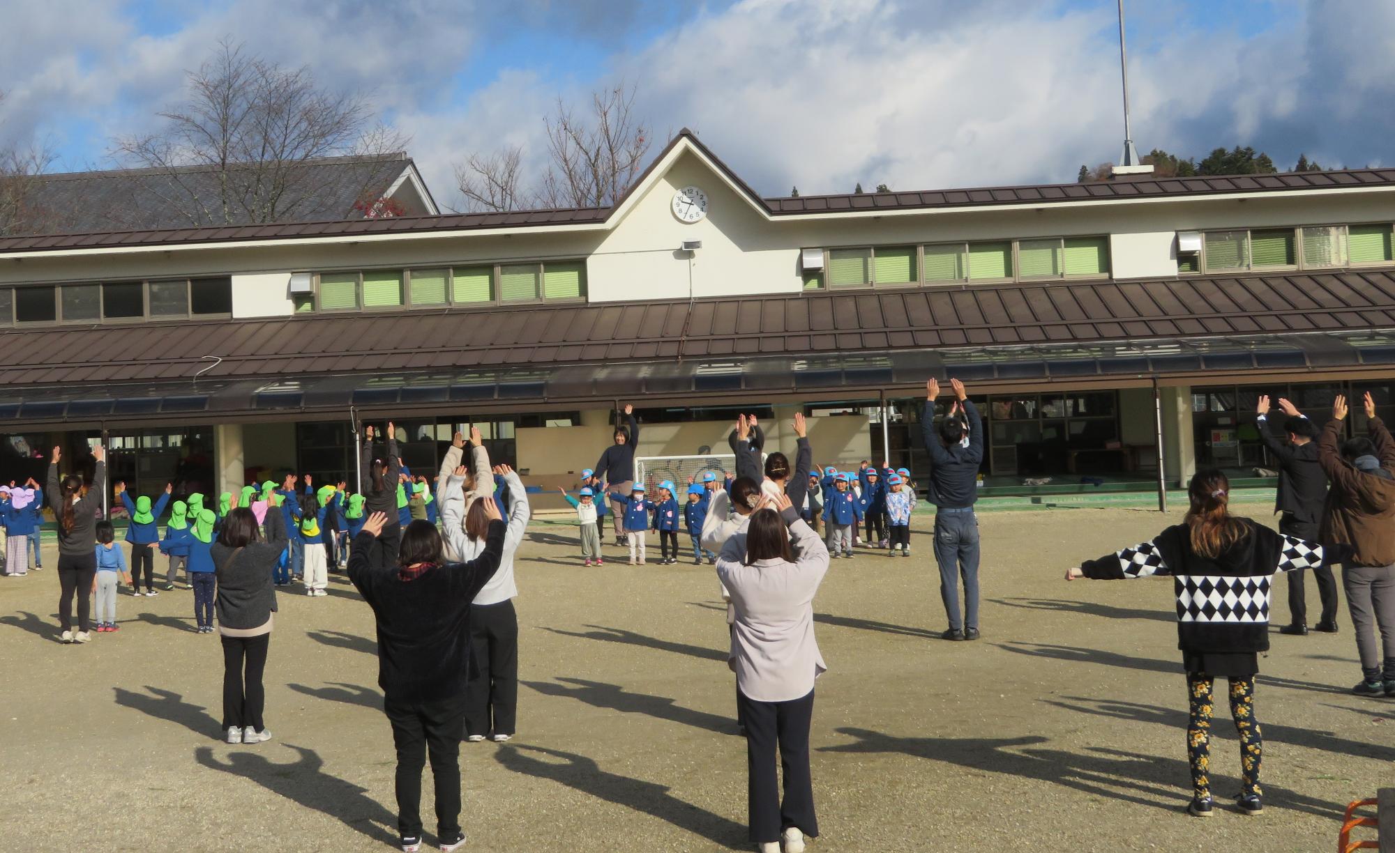 年少組の参観懇談会の朝は、子ども達と一緒に保護者の方もラジオ体操をしました。