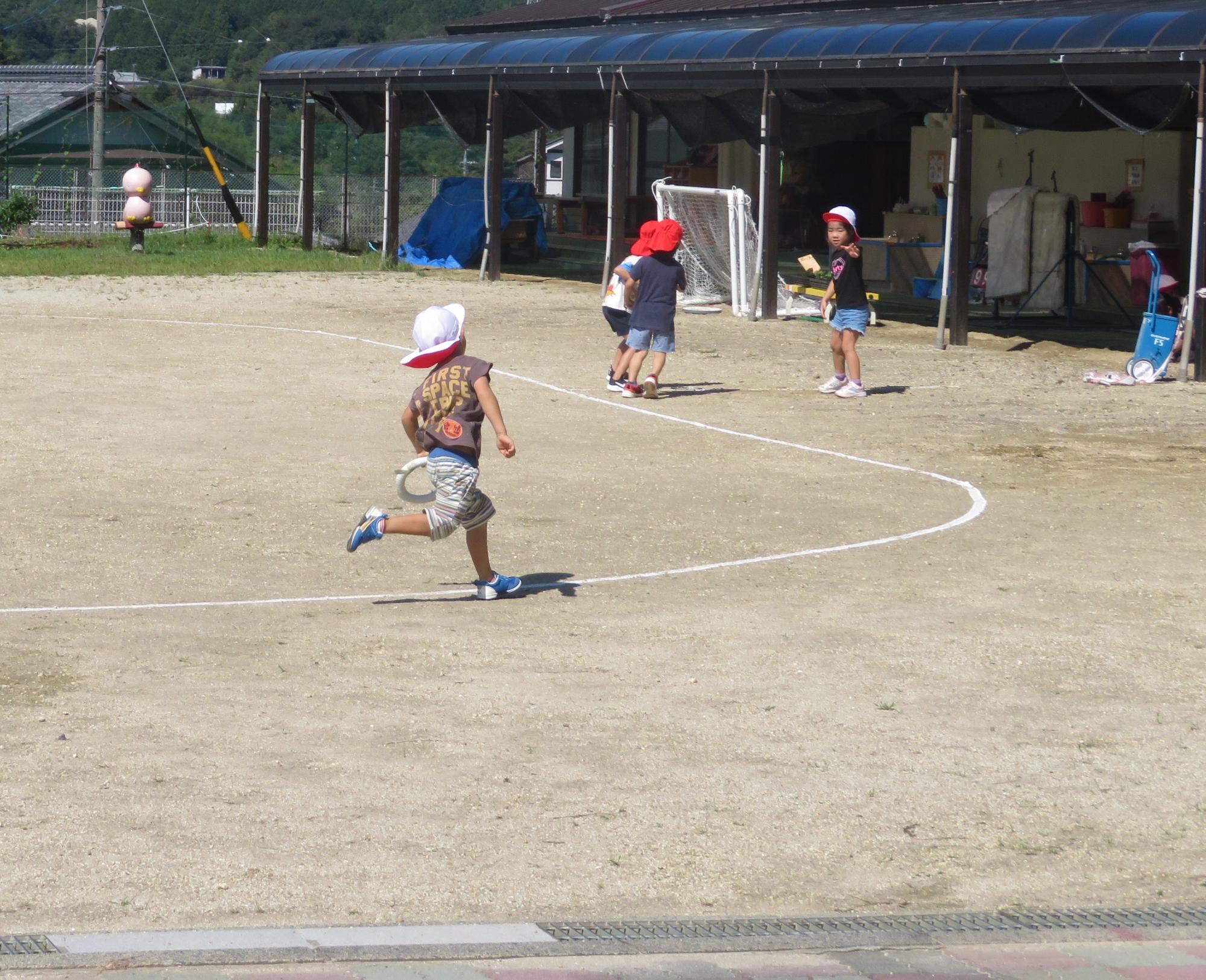 年中組は外でリレーの練習をしています