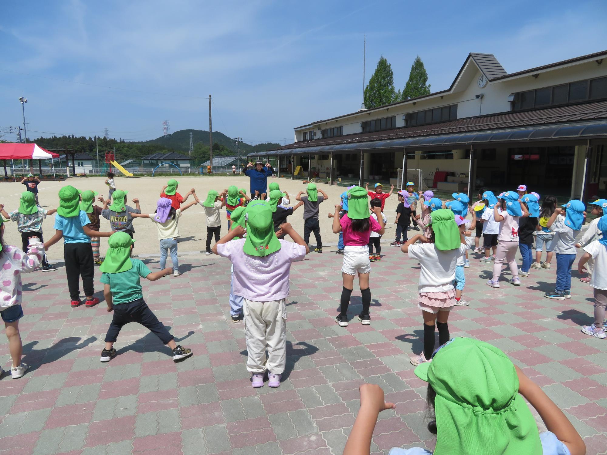 リズムの「元気スイッチオン」をみんなで踊り、スイッチ　オン！