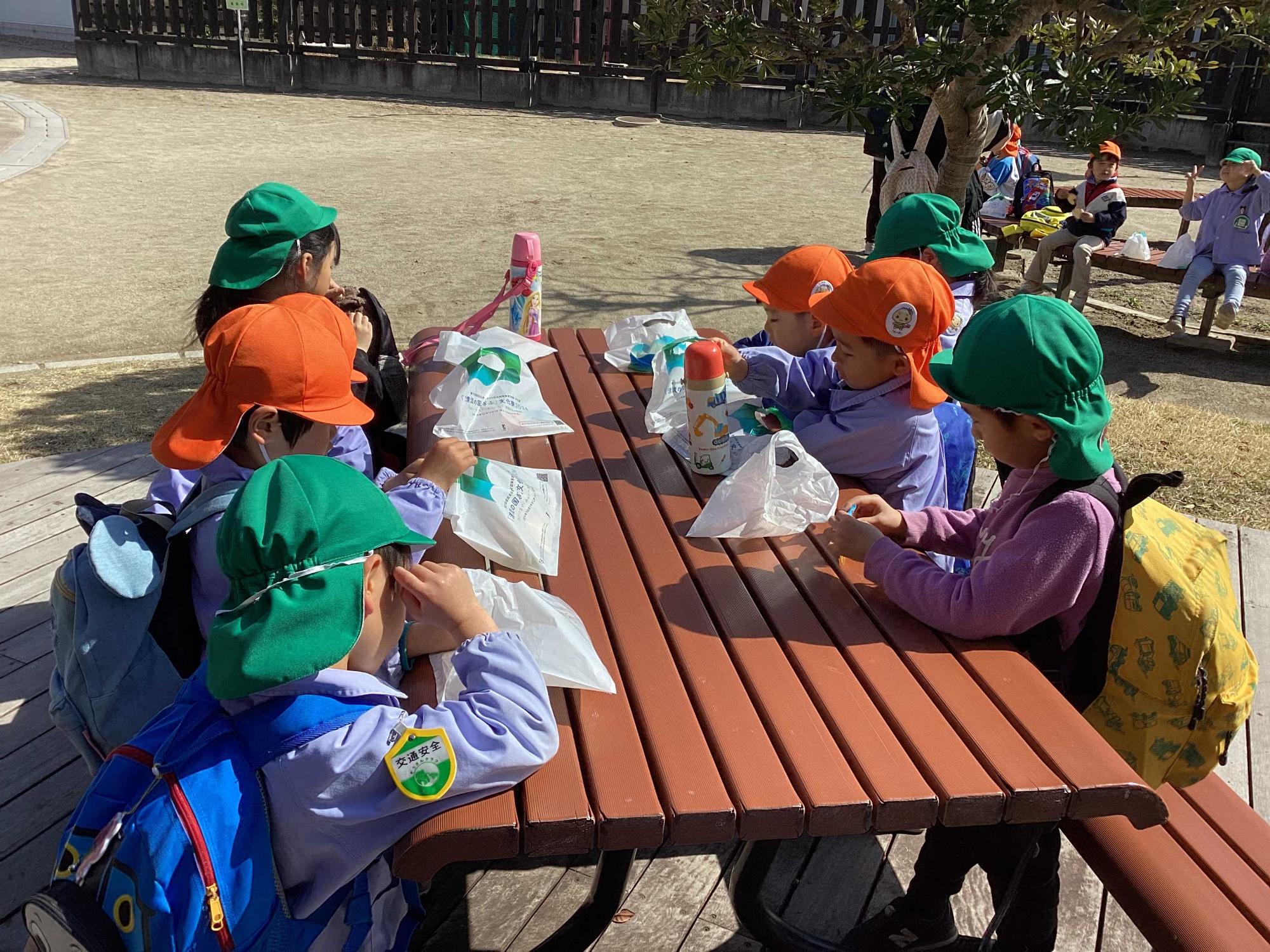 おやつを食べる