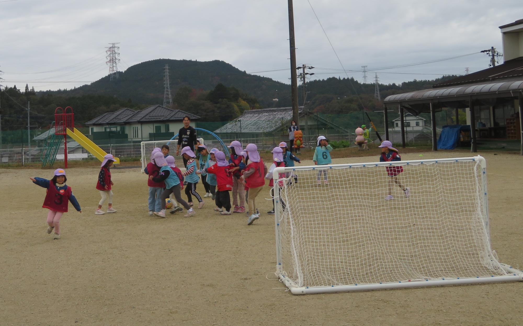 サッカー教室　上矢作こども園のお友達と一緒に楽しみました。