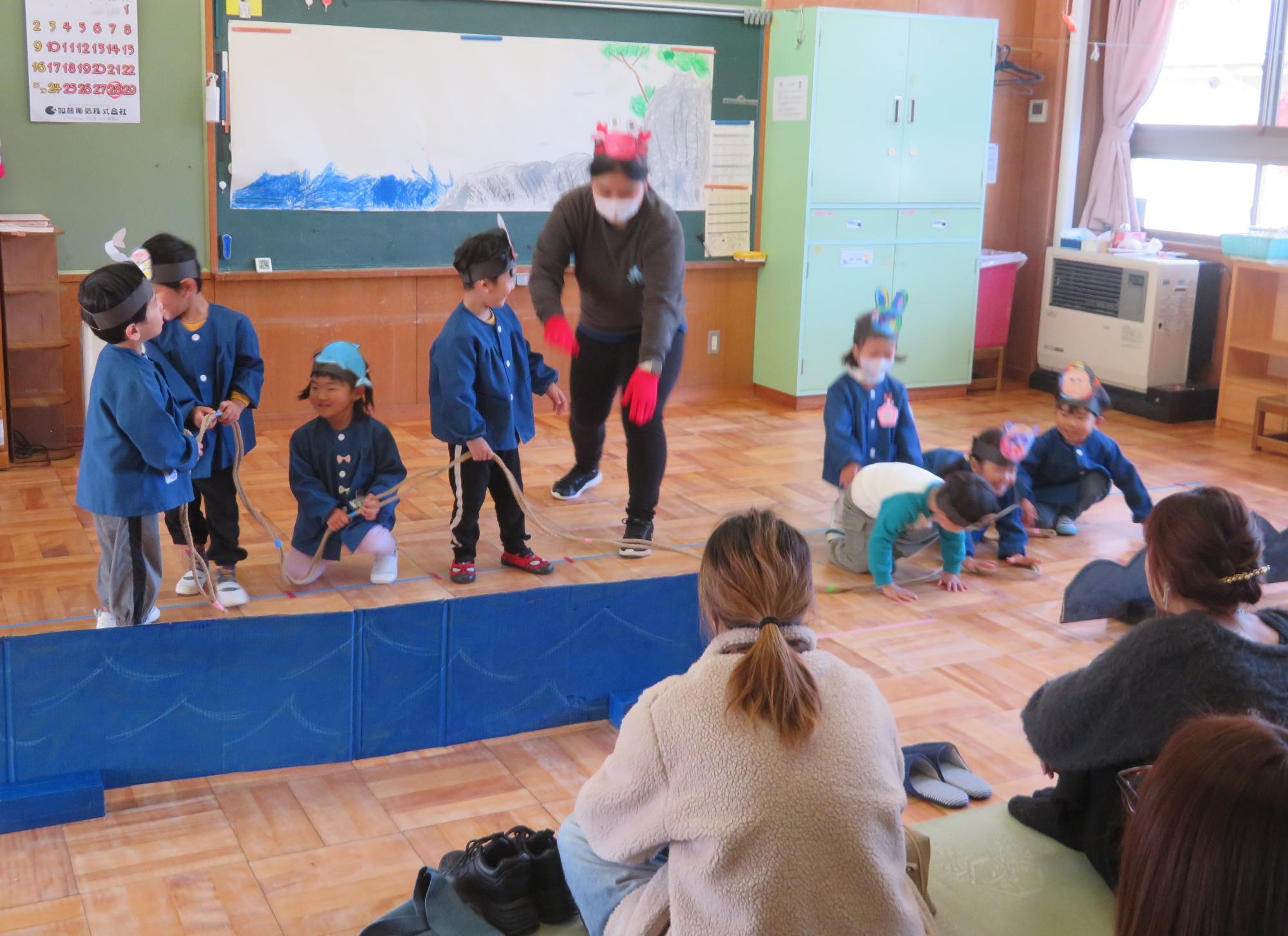 さくら組は「うみやまがっせん」元気よく綱引きをしています。どっちが勝つのかな。