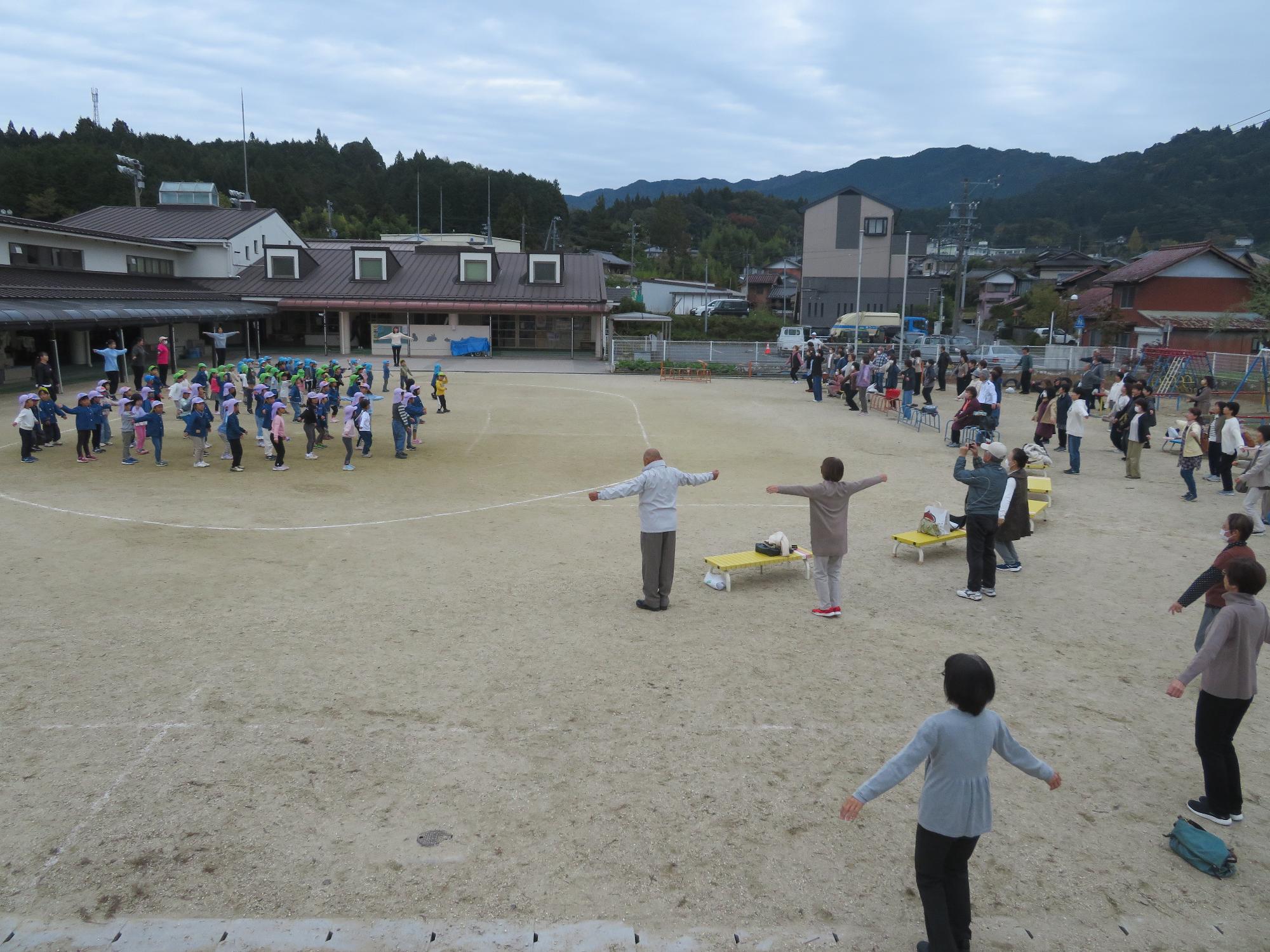 祖父母参観で一緒に体操をしました。