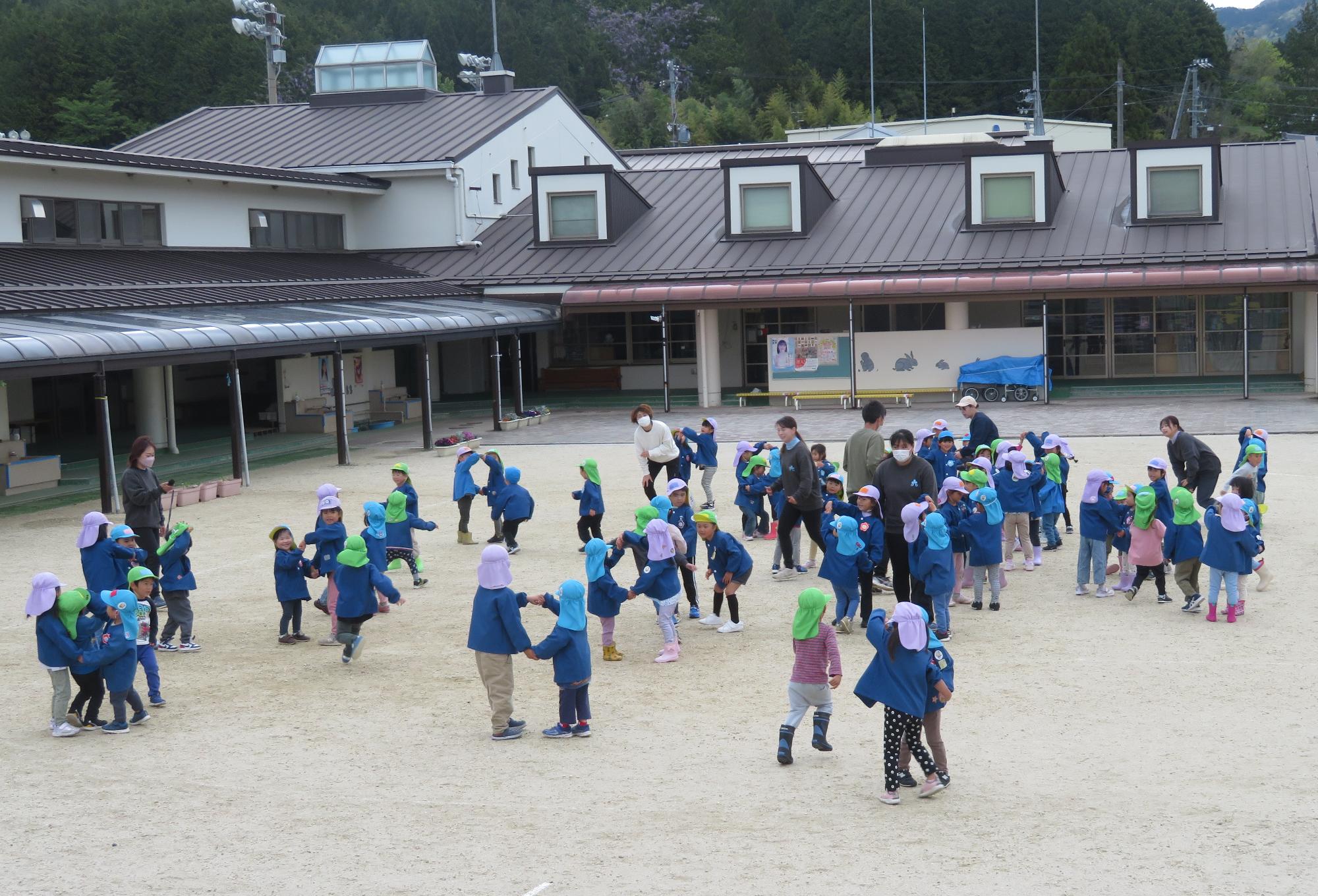 みんなでわらべうた遊びをしました
