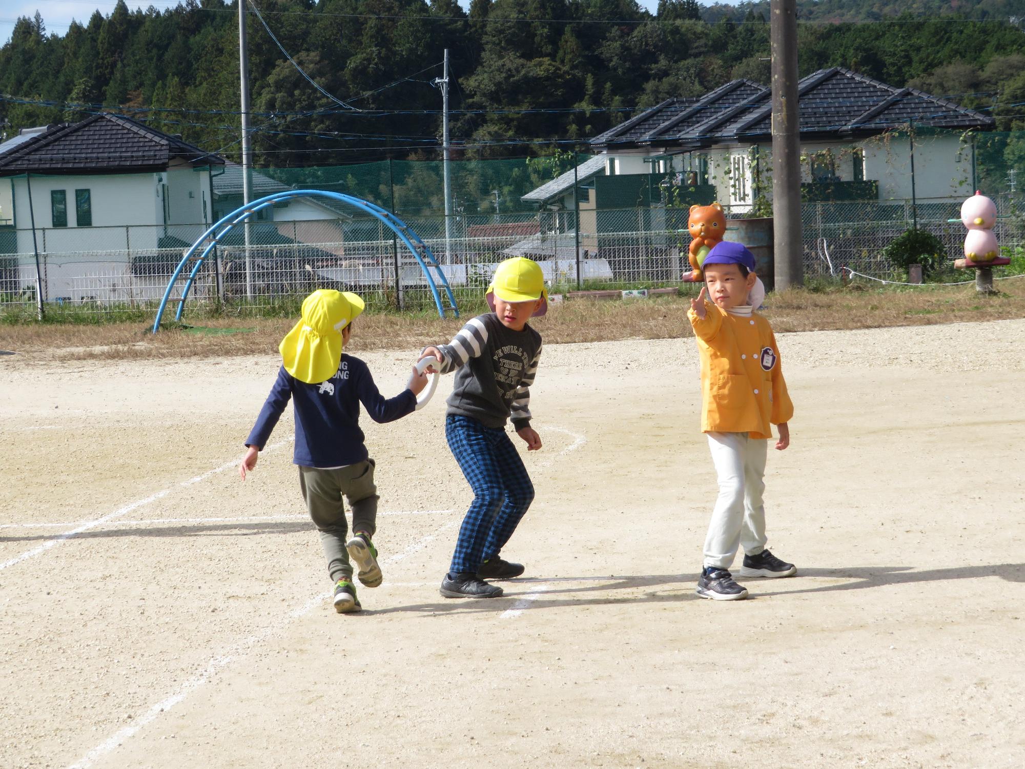 すずめっこ杉の子幼稚園の子たちとリレーをしました。