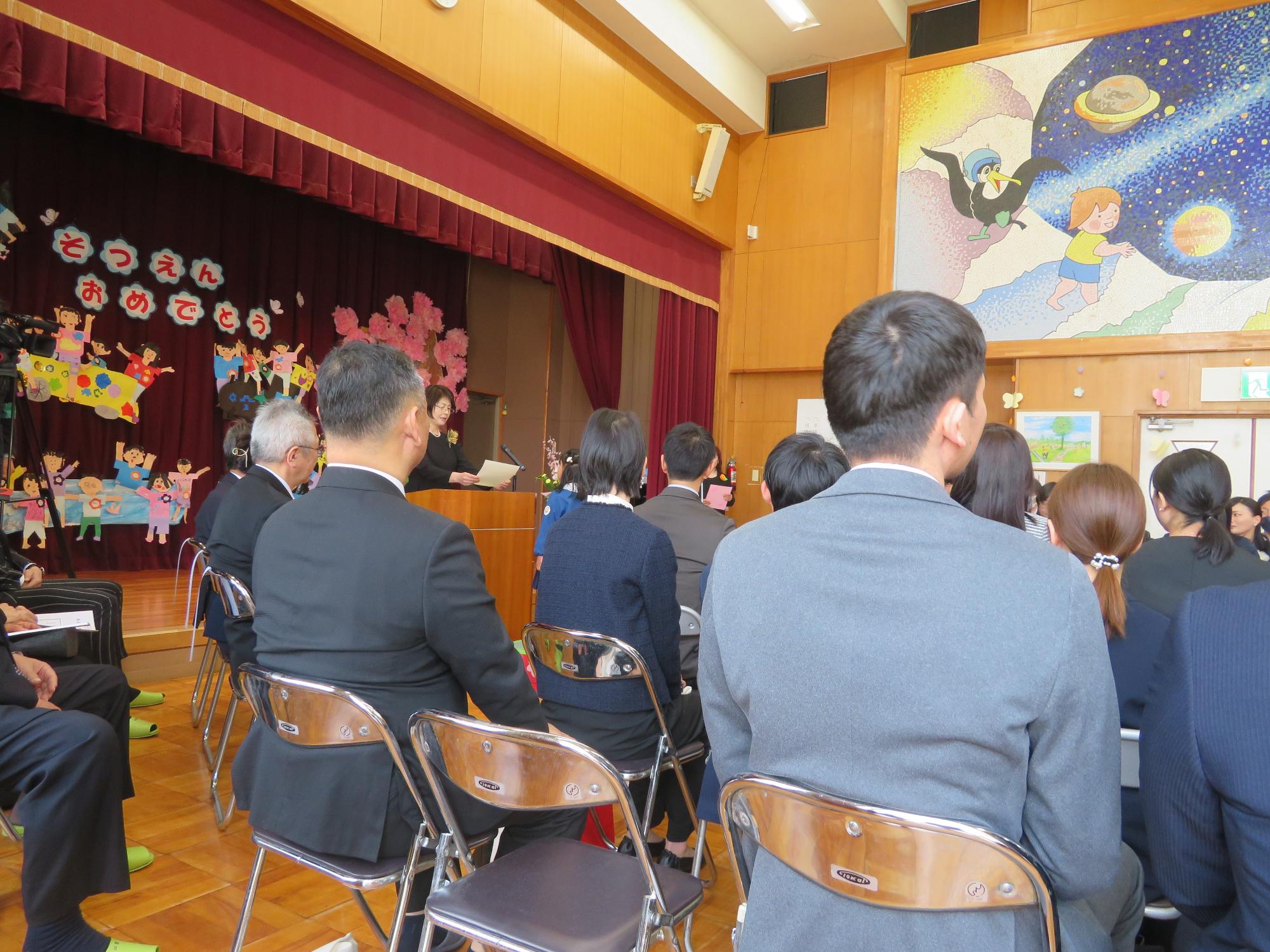 1人ずつ卒園証書をもらいました。