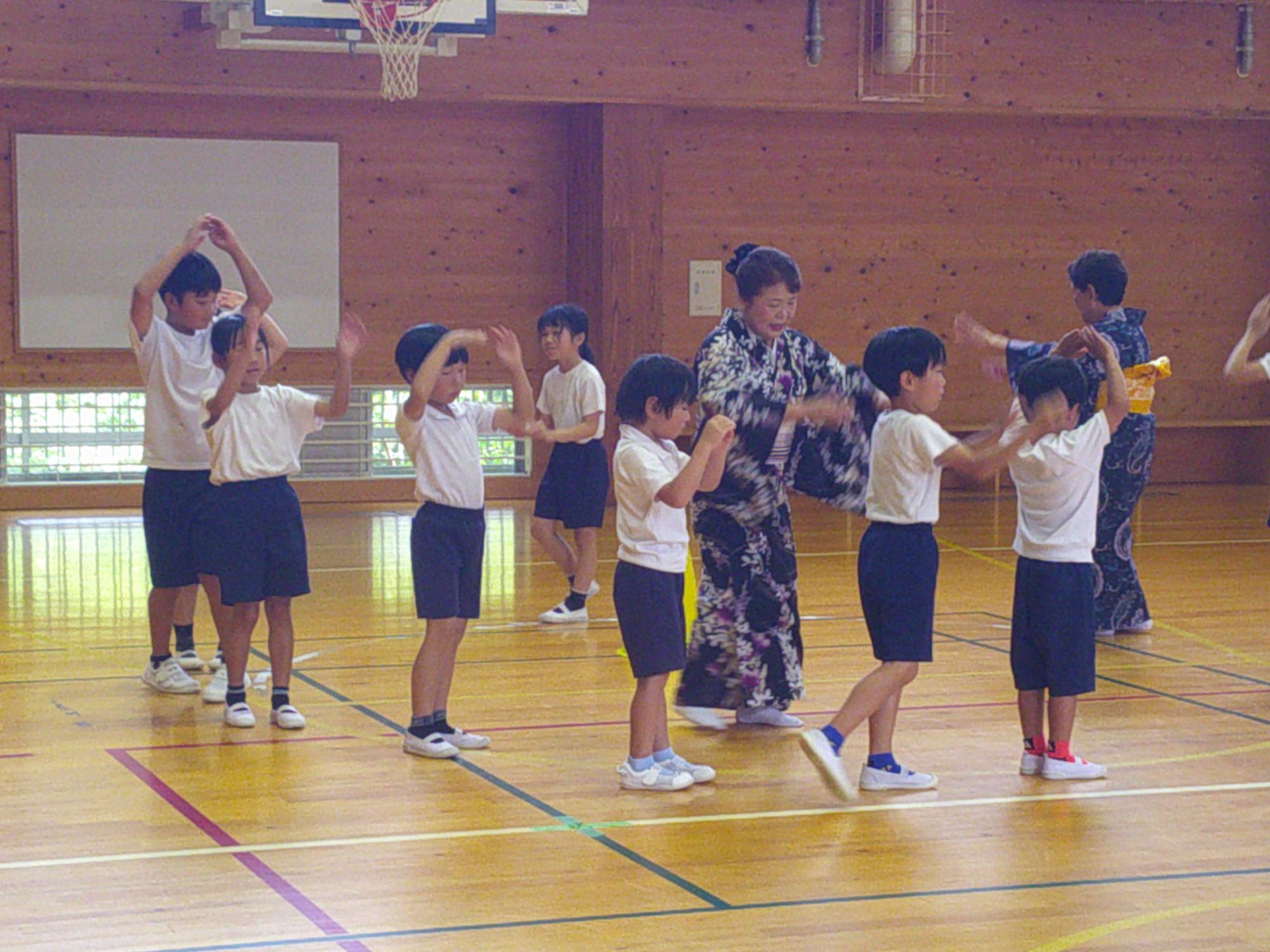 地域の方に武並音頭の踊り方を教えてもらったよ