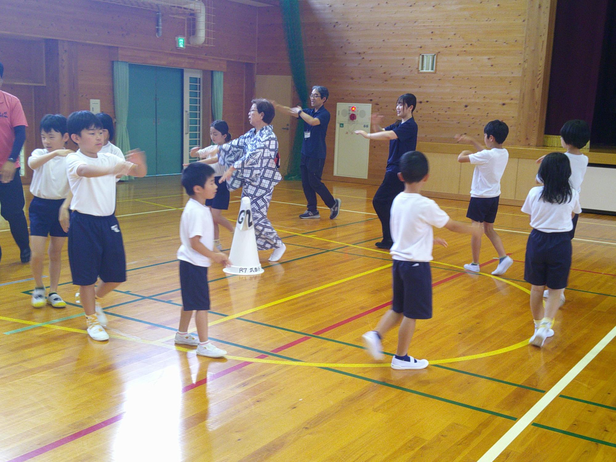 地域の方に武並音頭の踊り方を教えてもらったよ