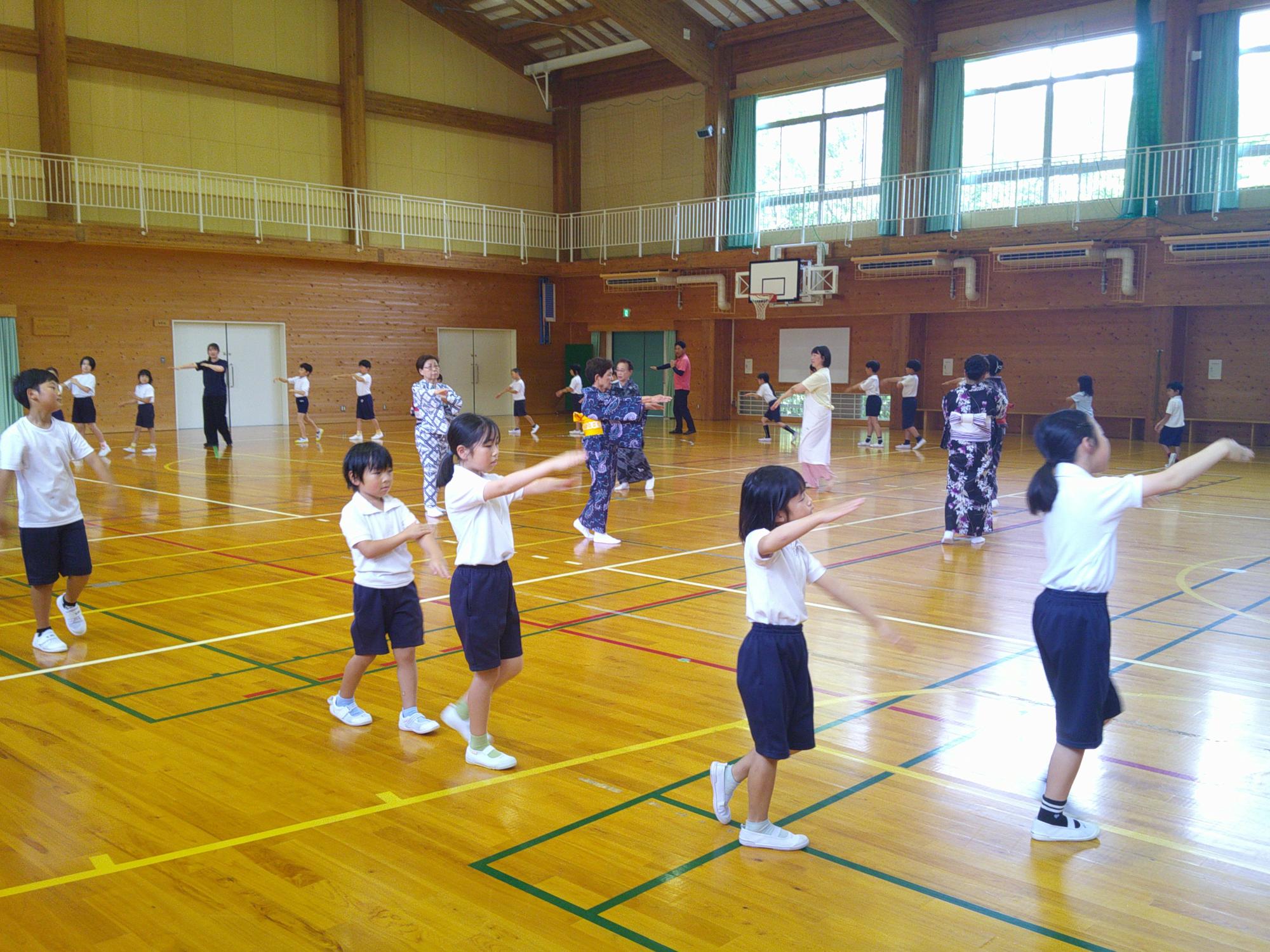 地域の方に武並音頭の踊り方を教えてもらったよ