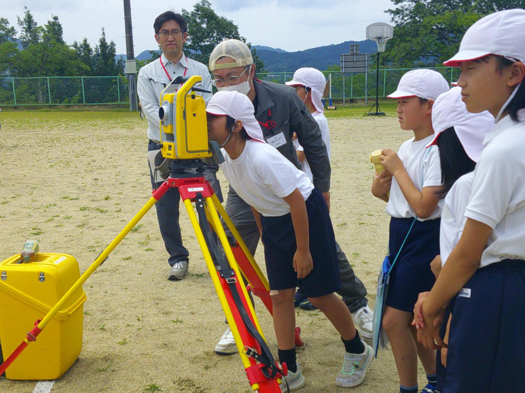 機械を覗いたら遠くがすぐそこに見えたよ