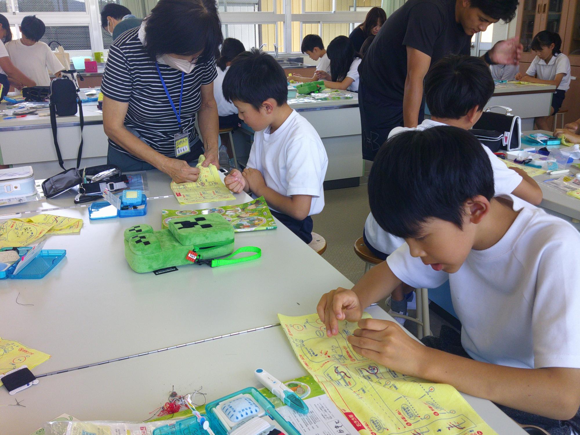 地域の家庭科ボランティアさんに縫い方を教えてもらったよ