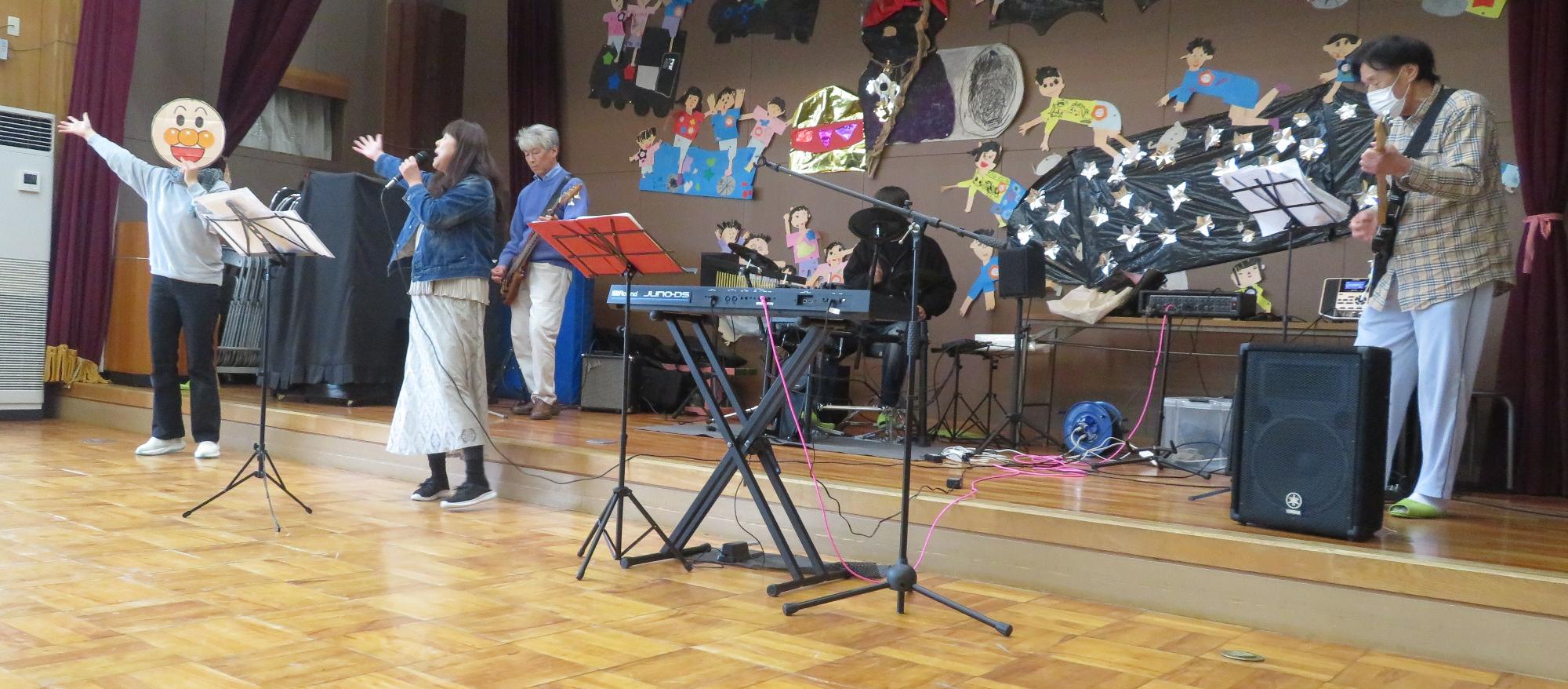 みんなでアンパンマンマーチをうたって楽しみました。