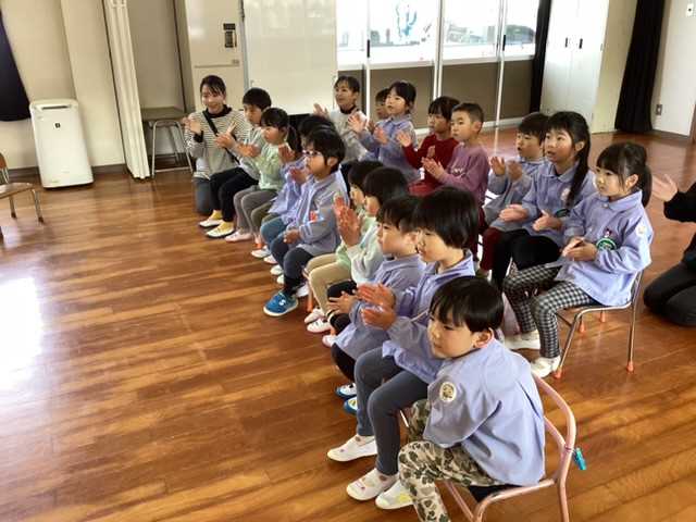 話しを聞いている様子