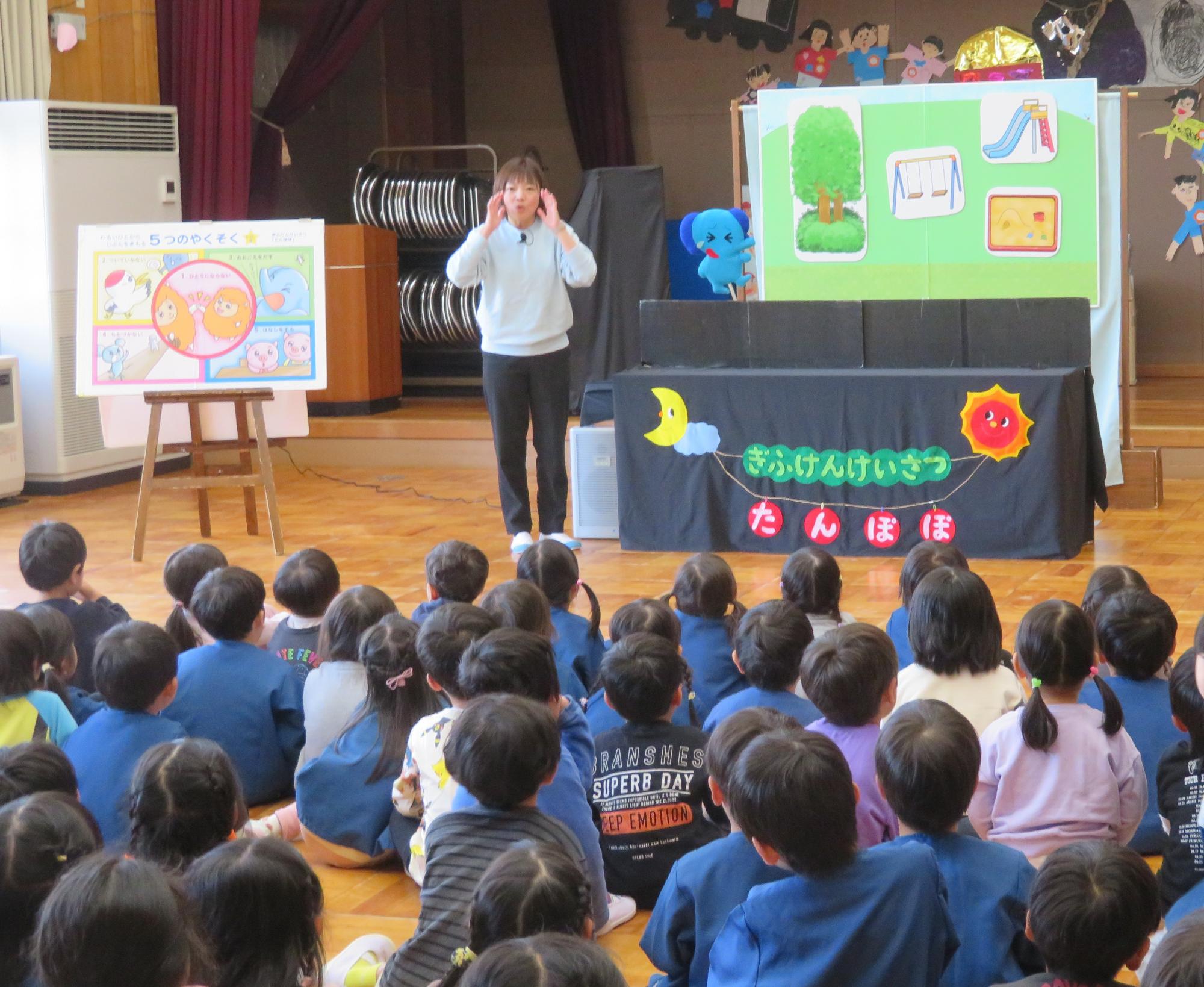 たんぽぽ班の方の話を静かに聞いている子どもたち。